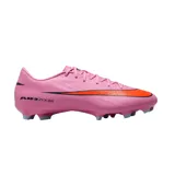 Championes de fútbol Nike Zoom Mercurial Vapor 16, color rosa con detalles en naranja y negro. Presentan tecnología Air Zoom en la suela para mayor amortiguación y tracción en superficies de césped natural.