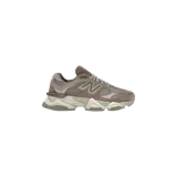 Championes New Balance 9060 modelo Arid Stone Mushroom, de diseño chunky en tonos marrón y gris, con detalles en off-white y la característica 'N' en los laterales.