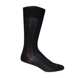 Calcetín de hombre de largo medio, color negro con diseño de rayas verticales finas y puño suave.