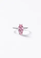 Anillo de plata 925 con una gran zirconia central de corte marquesa en color rosado.