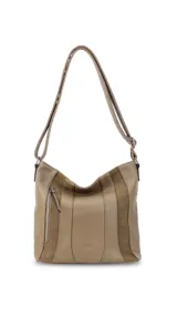 Cartera bandolera color marrón con detalles en gamuza. Tiene correa regulable, cierre metálico frontal y trasero, y división interna.