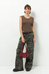 Body marrón elastizado, de manga corta, cuello bote y espalda abierta.