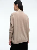 Sweater tejido de color marrón oscuro, con cuello a la base, mangas largas y silueta holgada de calce relajado.