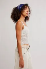 Musculosa corta y semitransparente de encaje floral negro, con tirantes ajustables.