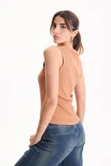 Musculosa de rib de algodón color blanco, con calce ajustado, escote redondo alto y sin mangas.