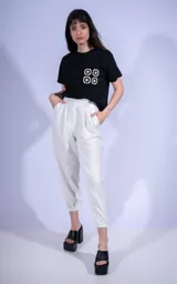 Pantalón blanco de corte babucha con pinzas en la cintura y tobillos elastizados.