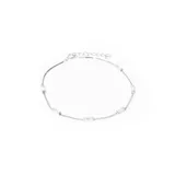 Collar plateado con cadena fina y dije de circonias rectangulares engarzadas.