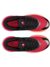 Championes de básquetbol Under Armour Curry Splash 26, con diseño bicolor en negro y rojo vibrante. Presentan una parte superior de tejido transpirable con refuerzos de TPU, cuello moldeado para soporte del talón y tecnología de amortiguación UA HOVR para mayor retorno de energía. La suela de goma cuenta con un patrón de tracción diseñado para diversas superficies.