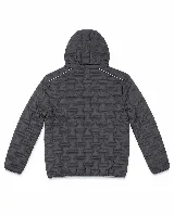 Campera puffer negra con capucha integrada, confeccionada en nylon con textura termosellada. Presenta cierre frontal y bolsillos laterales con cremalleras en color azul vibrante, que contrastan con el tono oscuro de la prenda.