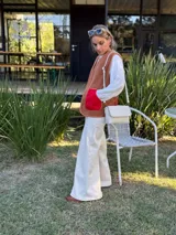 Bota de caña media color óxido, confeccionada en cuero, con plataforma y taco cuadrado texturizado, punta cuadrada y cierre lateral.