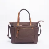 Bolso tipo tote color chocolate con detalles en cuero sintético color suela. Cuenta con doble asa de mano, correa ajustable y extraíble, cierre principal y bolsillo frontal con cierre.