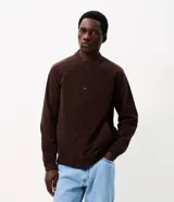 Campera bomber masculina de terciopelo cotelé color beige, con cuello redondo, mangas largas, cierre frontal de botones forrados, bolsillos laterales y terminaciones de elástico en puños y cintura.