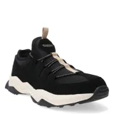 Championes Topper modelo Serra Outdoor, de diseño robusto y deportivo. Presentan una combinación de materiales sintéticos en color negro con detalles en beige en los cordones y la lengüeta. Cuentan con una suela gruesa de goma con relieve para mayor tracción y amortiguación.