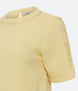Blusa color amarillo pálido en crepé con cuello redondo, mangas cortas y detalles cutout en el cuello y en las mangas.