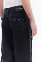 Jean wide leg de tiro medio y color azul, con cordones de denim cruzados a través de ojalillos metálicos a lo largo de los laterales delanteros.