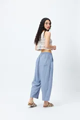 Pantalón ancho tipo baggy de tiro medio/alto, color celeste/azul claro, con cintura elástica y cordón ajustable. Confeccionado en una mezcla liviana de viscosa y lino.