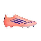 Championes de fútbol Adidas F50 League FG/MG, color naranja coral con tres franjas laterales en azul oscuro y el número "50" estampado en la puntera. Poseen tapones moldeados en la suela.
