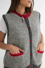 Pantalón de jean azul oscuro, de corte acampanado y tiro alto.