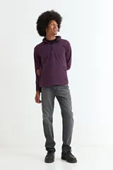 Buzo de polar gris con cuello alto y cierre frontal parcial, de manga larga y ajuste cómodo.