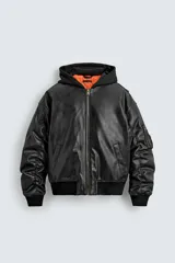 Cazadora estilo bomber de corte relajado confeccionada en tejido efecto piel color negro. Presenta capucha integrada, cierre frontal de cremallera, bolsillos laterales de vivo y puños y bajo con acabado en rib. El interior cuenta con forro acolchado en color naranja.