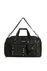 Bolso deportivo tipo duffel color negro, con múltiples bolsillos frontales, correas ajustables y cierre principal con cremallera.