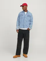 Pantalón de corte relajado y tiro medio, confeccionado en tejido canvas de algodón. Presenta costuras decorativas horizontales en las piernas y costuras a contratono, con cierre de cremallera y bolsillos funcionales.