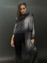 Chaleco tejido fino y suave 100% en lana Merino teñida con técnica Tie Dye.