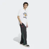 Remera de algodón blanca con cuello redondo y corte holgado. Presenta un estampado gráfico central que combina el logo de Adidas Originals con un personaje animado que viste una gorra y zapatillas.