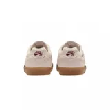 Championes de skate Nike SB Malor, color beige con detalles en bordó y suela de goma color caramelo. Confeccionados en gamuza y lona, presentan el logo Swoosh bordado en el lateral.