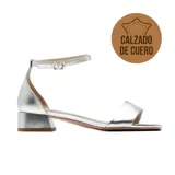 Sandalia de vestir Marco Donatti modelo Demi, de cuero color plateado, con taco cuadrado bajo, tira ancha en la parte delantera y tira fina ajustable con hebilla en el tobillo.