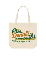 Bolsa tipo tote de lienzo color crudo con estampado frontal de diseño de montaña, excursionista y la frase 'Denali: Nacimos para algo'.