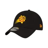 Gorra New Era 9Twenty de los Phoenix Suns, color negro con visera curva y cierre ajustable. Presenta el logo bordado del equipo en el frente y el logo de la marca en el lateral.
