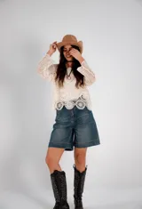 Bermuda de jean azul claro, corte a la rodilla, con bolsillos delanteros y traseros.