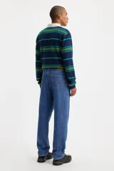 Jean de corte holgado y pierna recta, con diseño de cinco bolsillos y cierre de bragueta. Presenta un lavado azul clásico y un ajuste que se sitúa debajo de la cintura.