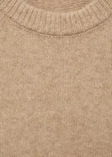 Vestido midi de punto con diseño recto, cuello redondo y manga larga con detalle de vuelta. Presenta terminaciones en canalé y un tejido de punto medio.