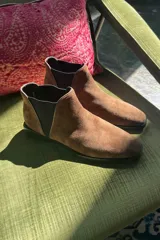 Bota de caña corta color camel, con elástico lateral negro y suela plana.