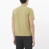 Remera Salomon Trackline de manga corta y cuello redondo, color verde, con diseño minimalista y logo sutil en el pecho.