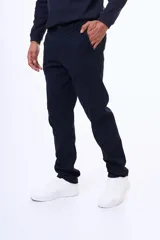 Pantalón de gabardina en color negro, de corte recto y ajuste cómodo, con cierre frontal y bolsillos laterales.