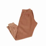 Pantalón de pana color bordó, de corte recto, con bolsillos laterales y traseros.