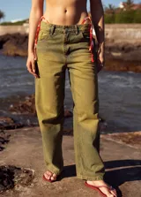 Jean de corte recto y tiro medio, con un acabado de lavado ácido en tono verdoso. Presenta costuras reforzadas y diseño clásico de cinco bolsillos.