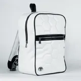 Mochila Tiffosi de cuero sintético color negro, con diseño acolchado de hexágonos que simula una pelota de fútbol. Cuenta con compartimento principal con cierre, bolsillo frontal con cierre y logo metálico de la marca en la parte inferior.