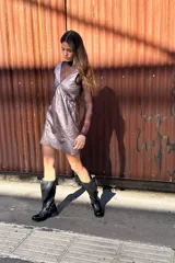 Minivestido plateado con escote en V, bordado al frente y espalda descubierta.