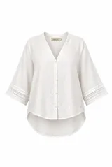 Camisa de lino color blanco, con cuello en V, mangas tres cuartos con detalles de encaje en los puños y cierre frontal con botones.