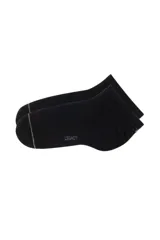 Pack de tres pares de soquetes negros de la marca Legacy, con finas rayas grises en la parte superior.