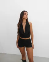 Short negro de tiro alto con textura acanalada.