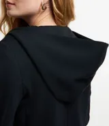 Blazer negro de punto roma, con capucha, escote en pico, bolsillos con solapa y cierre delantero con botón único.