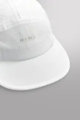 Gorra blanca confeccionada en tejido técnico ligero con estructura ripstop, resistente a desgarros. Cuenta con ajuste elástico en la parte posterior y estampado frontal de logo con relieve.