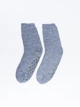 Par de medias cortas grises con talón y puntera blancos, banda superior blanca y banda inferior bordó. Poseen puntos antideslizantes en la planta del pie.