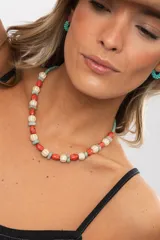 Collar corto confeccionado con cuentas de cerámica, piedras naturales y cristales checos en tonos rojo, blanco y verde, con cierre de cadena de acero quirúrgico.