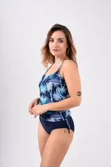 Conjunto de tankini negro con breteles finos y copas. Incluye bombacha tiro alto.